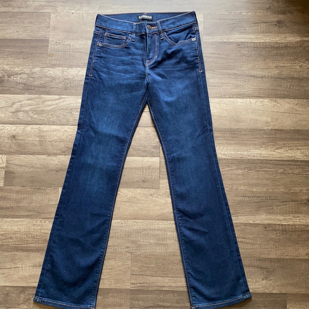 EXPRESS Ultimate stretch Barely Boot mi rise jeans